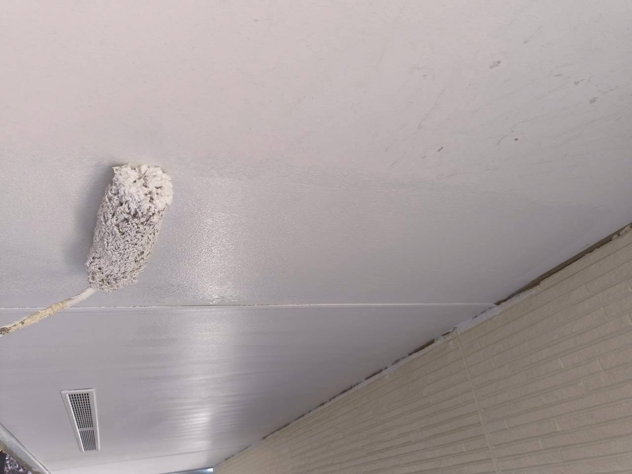 バルコニー下の軒天を塗り替え中